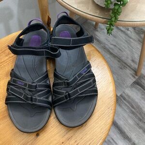 Beautiful TEVA sandals ladies 7.5